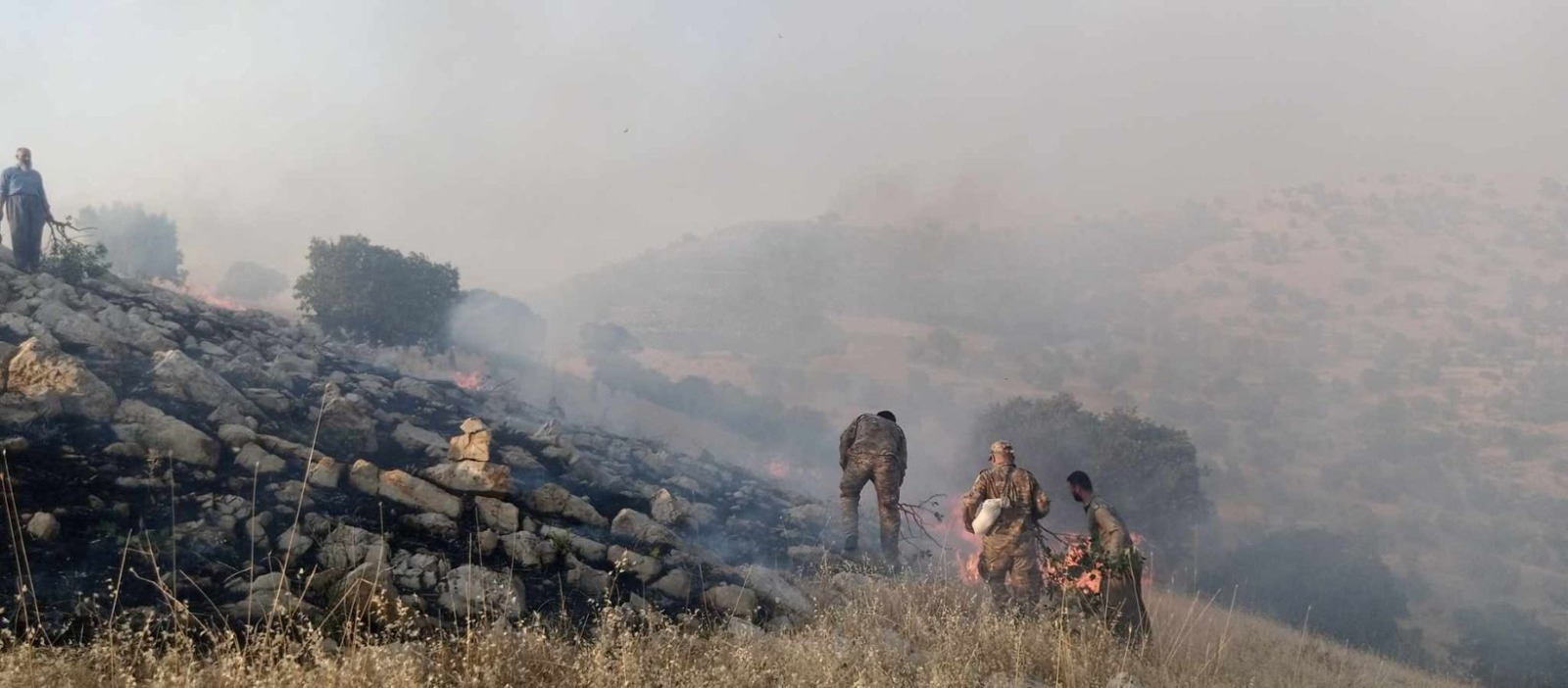 تیمەکانی پۆلیسی دارستان و ژینگەی سلێمانی سەرقاڵی کۆنترۆڵکردنی ئاگری یەکێک لە دارستانەکانن