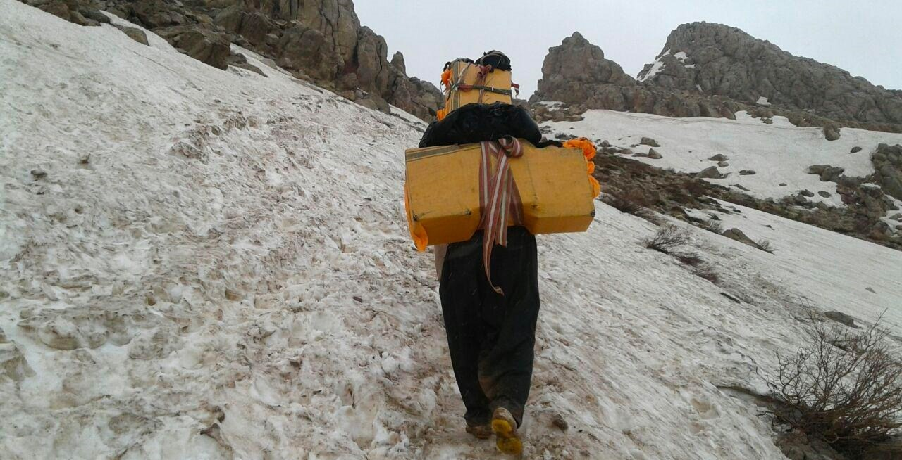 هێزەكانی ئێران دوو كۆڵبەری كورد ڕاودەنێن و لە شاخ دەكەونە خوارەوە