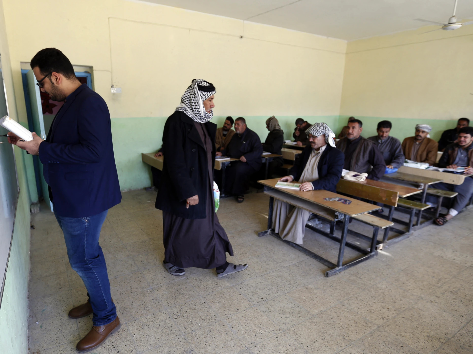 قوتابخانەیەک بۆ ئەو کەسانەی درەنگ چوونەتە بەر خوێندن لە عێراق - وێنە:  شبكة الساعة الإخبارية