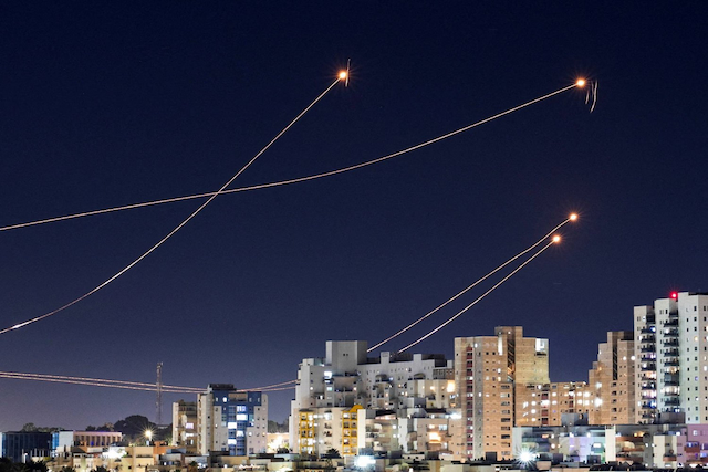 سیسیتمی بەرگریی ئاسمانیی ئیسرائیل مووشەک هەڵدەدات بۆ بەرپەرچدانەوەی هێرشەکان - Reuters