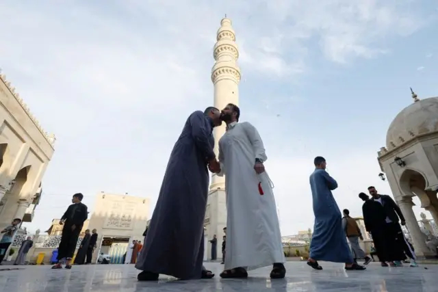 شیعە و سوننە دوای چەندین ساڵ لە ناکۆکی لە جەژنی ڕەمەزانی ئەمساڵدا بەیەکەوە جەژنیان کرد