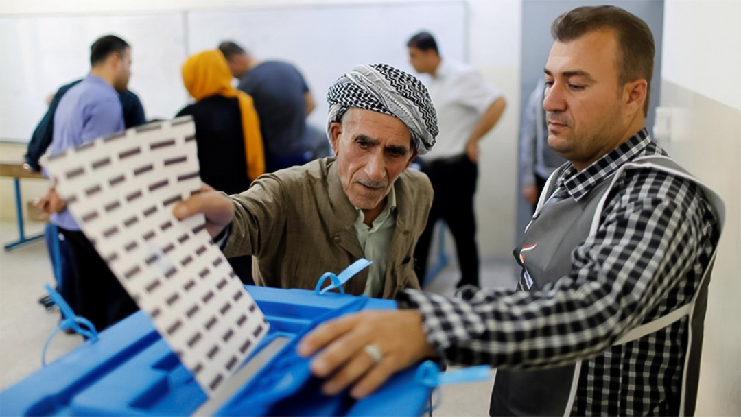 بەشداریکردنی پیاوێکی بەتەمەن لە دەنگدان