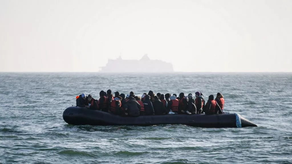 بەلەمێکی کۆچبەران لە نۆکەندی ئینگلیز ژێر ئاو دەکەوێت