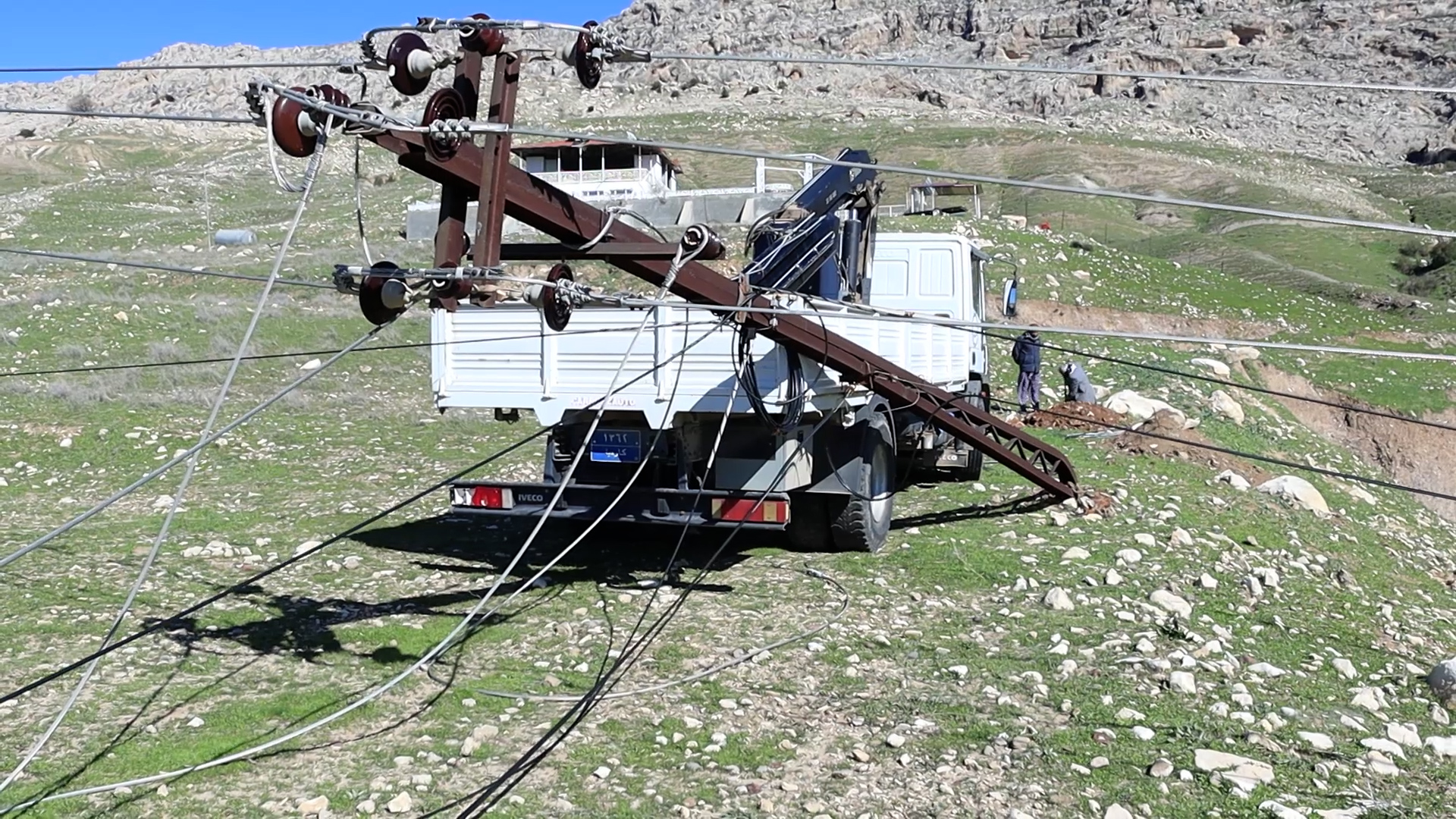 بەهۆی ڕەشەباوە زیاتر لە 30 ستوونی كارەبا لە ئاكرێ دەكەون