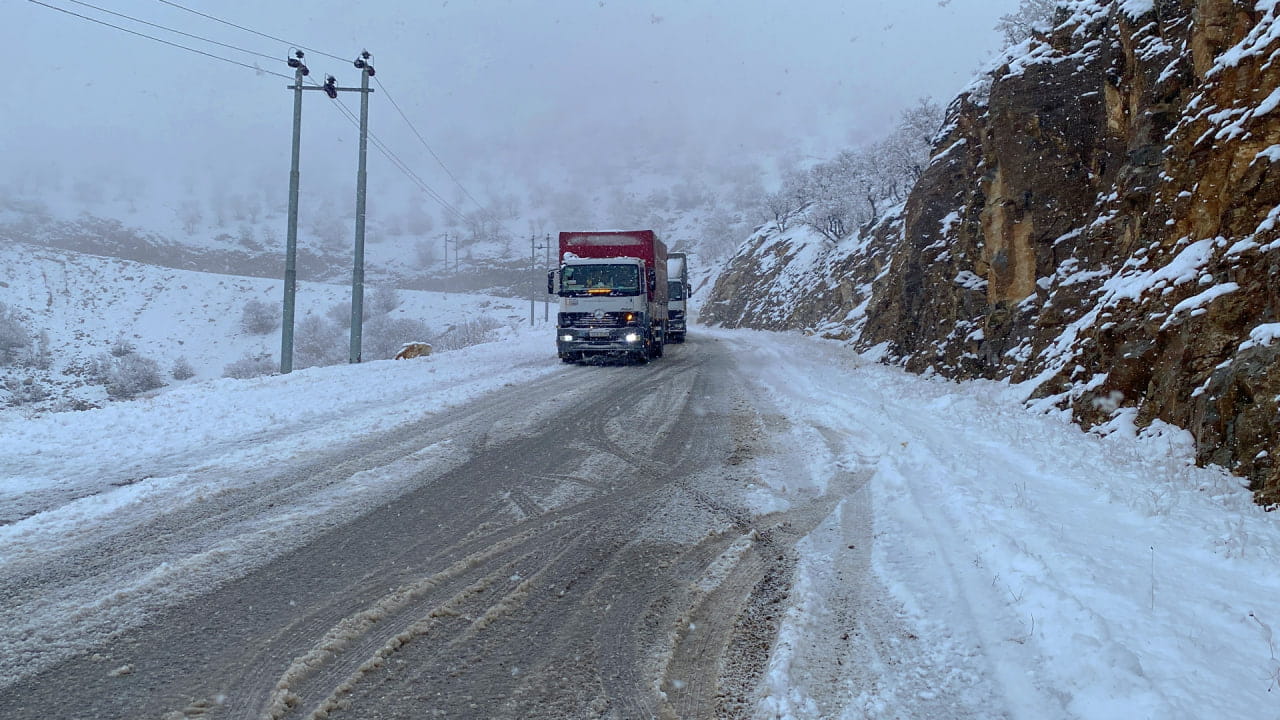 بەهۆی بارینی بەفرێکی زۆر هاتووچۆی بازرگانی لە دەروازەی کێلێ پەکی دەکەوێت